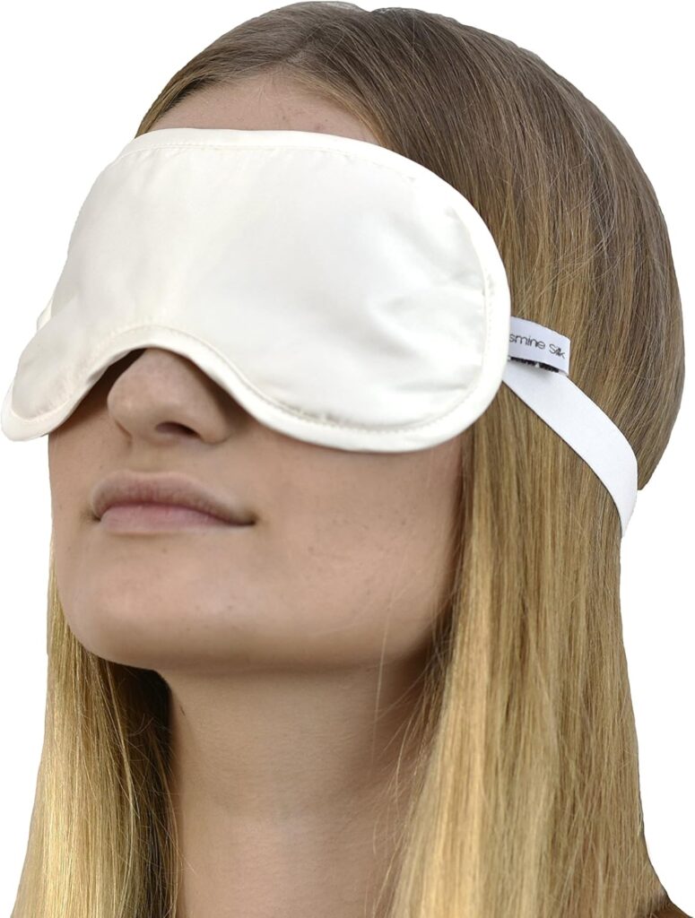 Jasmine Silk Luxus Seiden-Schlafmaske auf Bett